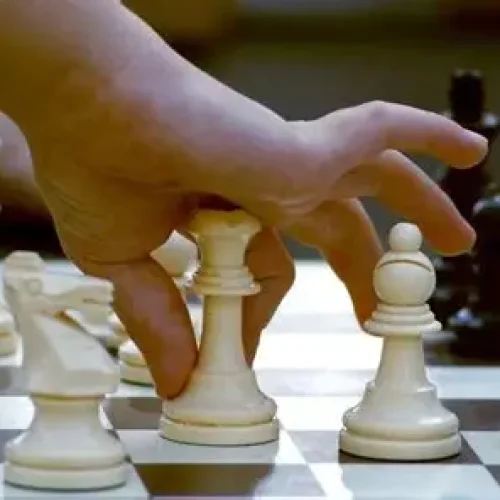 O Jogo das Acusações: Quando a Geopolítica Vira um Enigma Pessoal