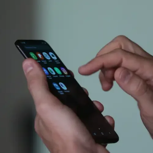 Pequenos Gigantes, Telas Infinitas: A Infância que Escorre Pelo Ralo Digital